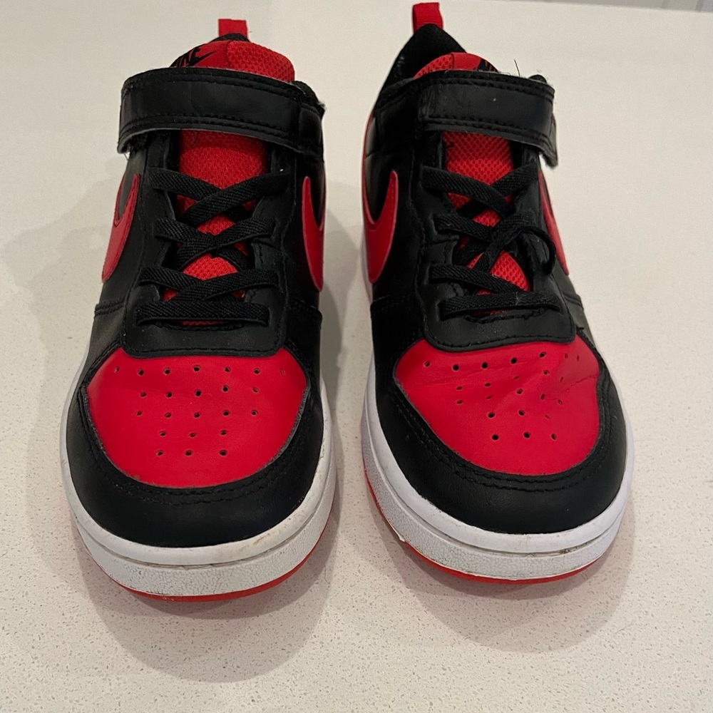 (PS) COURT BOROUGH LOW 2
Boys – Black/University Red-white
